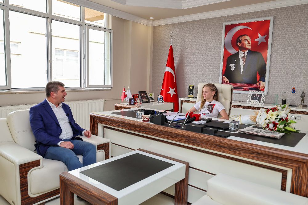 Burdur’da 23 Nisan coşkusu Makam koltuğu Safiye Gökçe’ye emanet