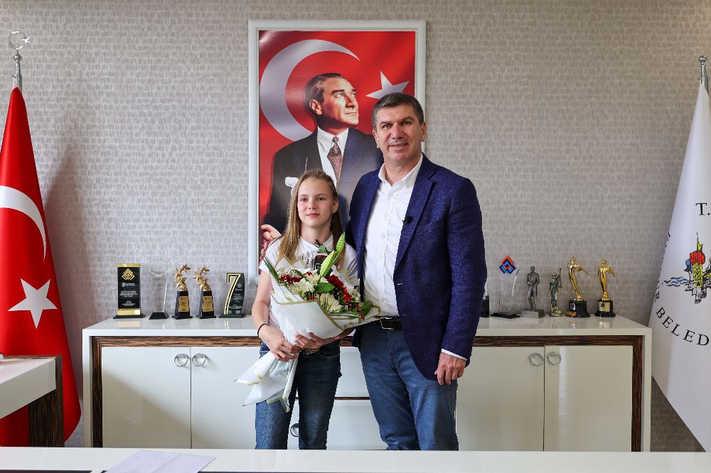 Burdur’da 23 Nisan coşkusu Makam koltuğu Safiye Gökçe’ye emanet