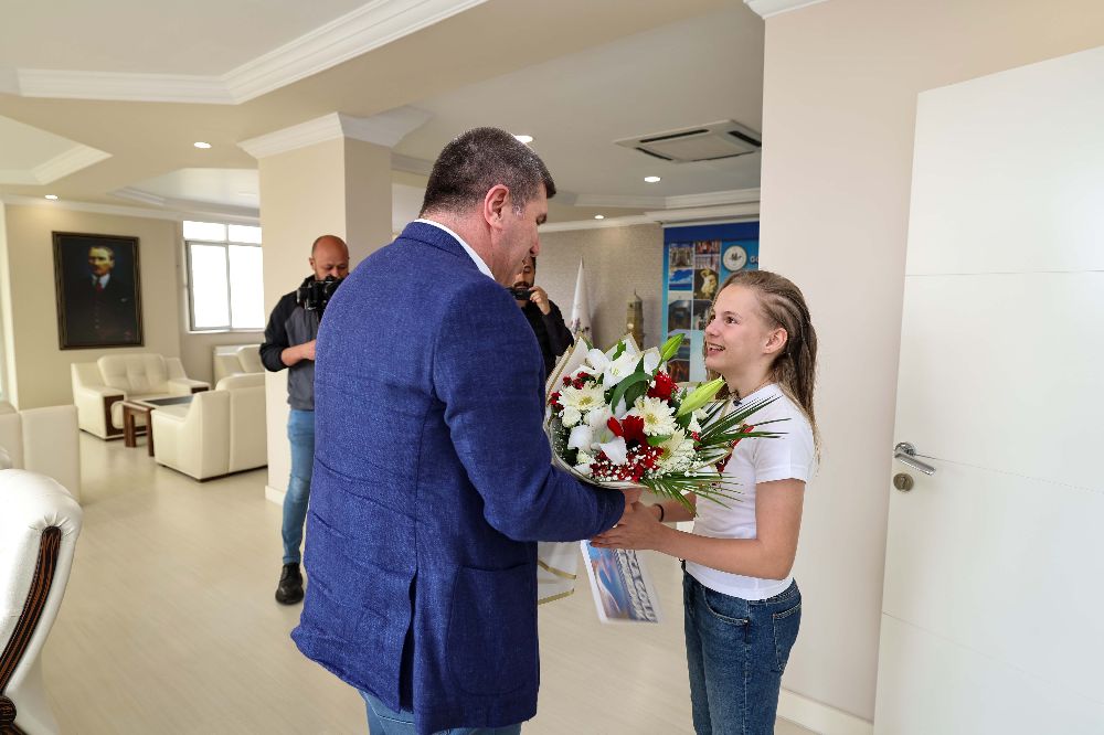 Burdur’da 23 Nisan coşkusu Makam koltuğu Safiye Gökçe’ye emanet