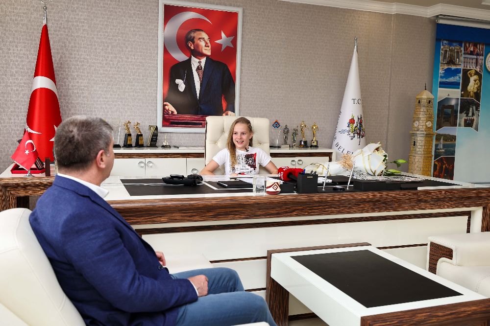 Burdur’da 23 Nisan coşkusu Makam koltuğu Safiye Gökçe’ye emanet