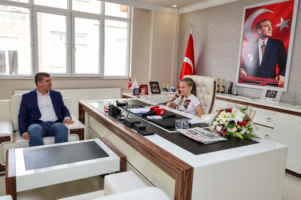 Burdur’da 23 Nisan coşkusu Makam koltuğu Safiye Gökçe’ye emanet