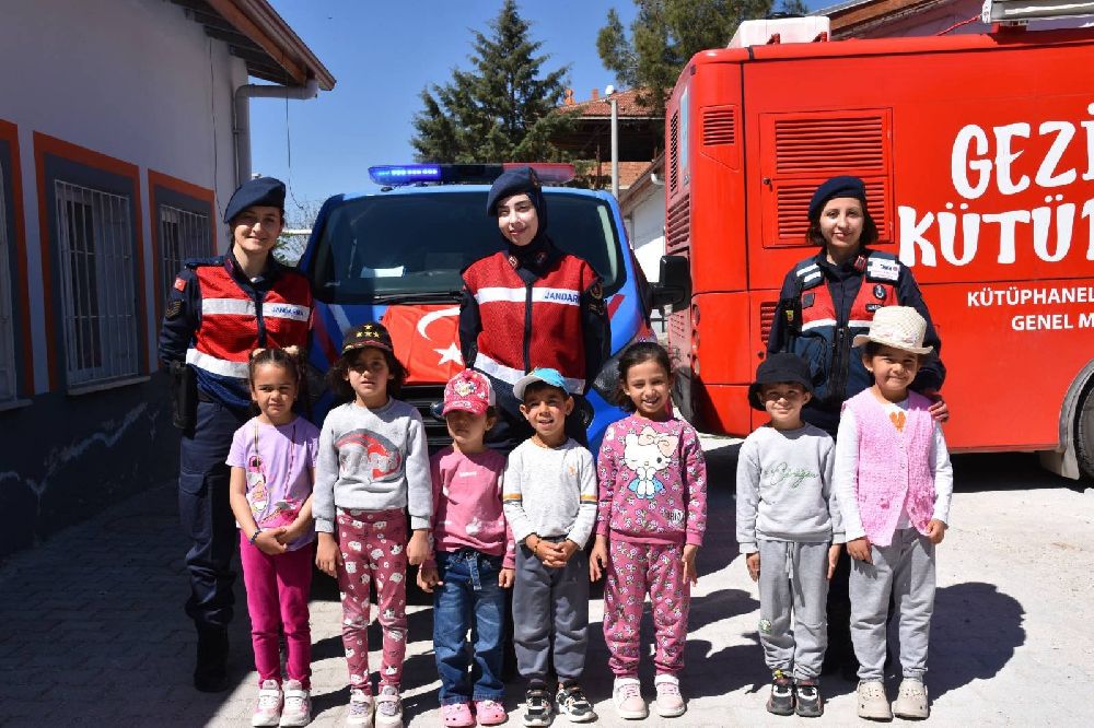 Burdur'da jandarmadan 23 Nisan’a özel sürpriz Miniklere unutulmaz gün