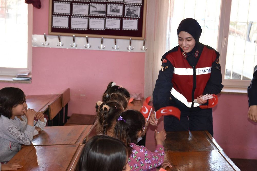 Burdur'da jandarmadan 23 Nisan’a özel sürpriz Miniklere unutulmaz gün