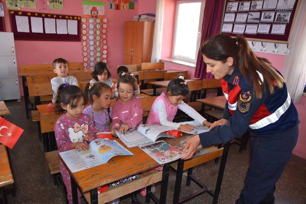 Burdur'da jandarmadan 23 Nisan’a özel sürpriz Miniklere unutulmaz gün