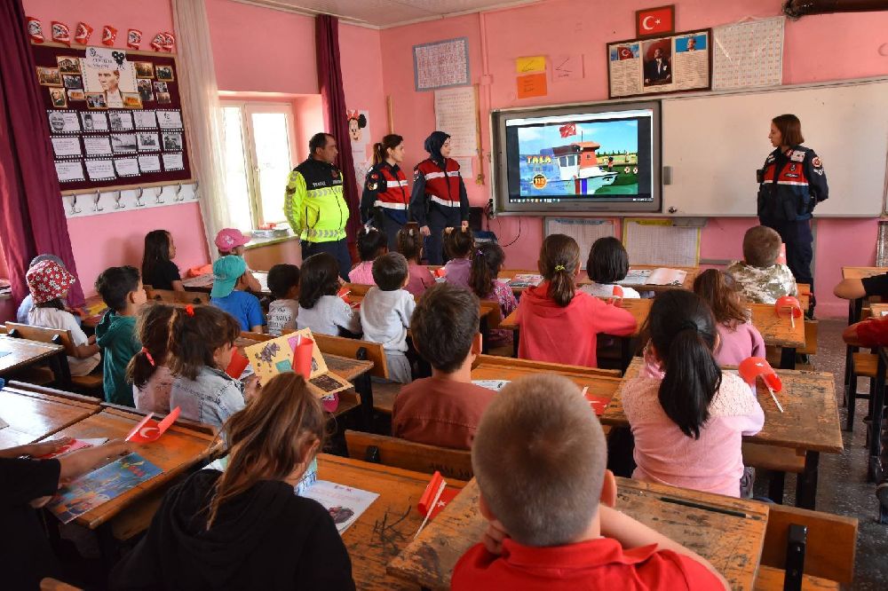 Burdur'da jandarmadan 23 Nisan’a özel sürpriz Miniklere unutulmaz gün