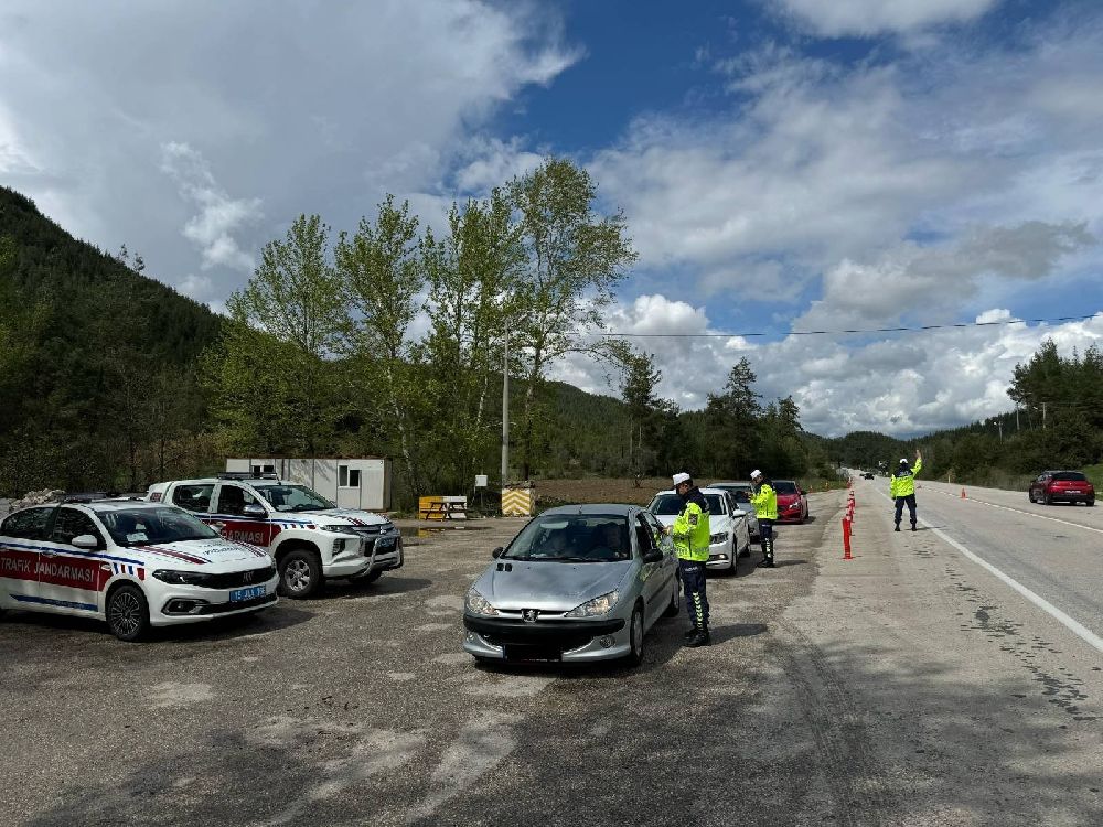 Burdur'da jandarmadan trafik denetimi Binlerce araç kontrol edildi