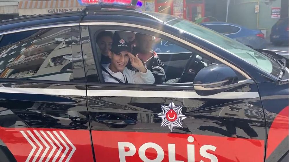 Burdur'da Polis Haftası’na duygusal dokunuş Cem Özen'in mutluluğu duygulandırdı