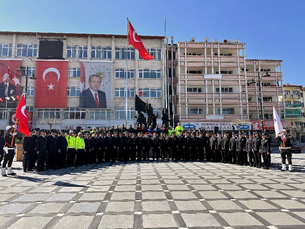 Burdur'da Polis Haftası’na duygusal dokunuş Cem Özen'in mutluluğu duygulandırdı