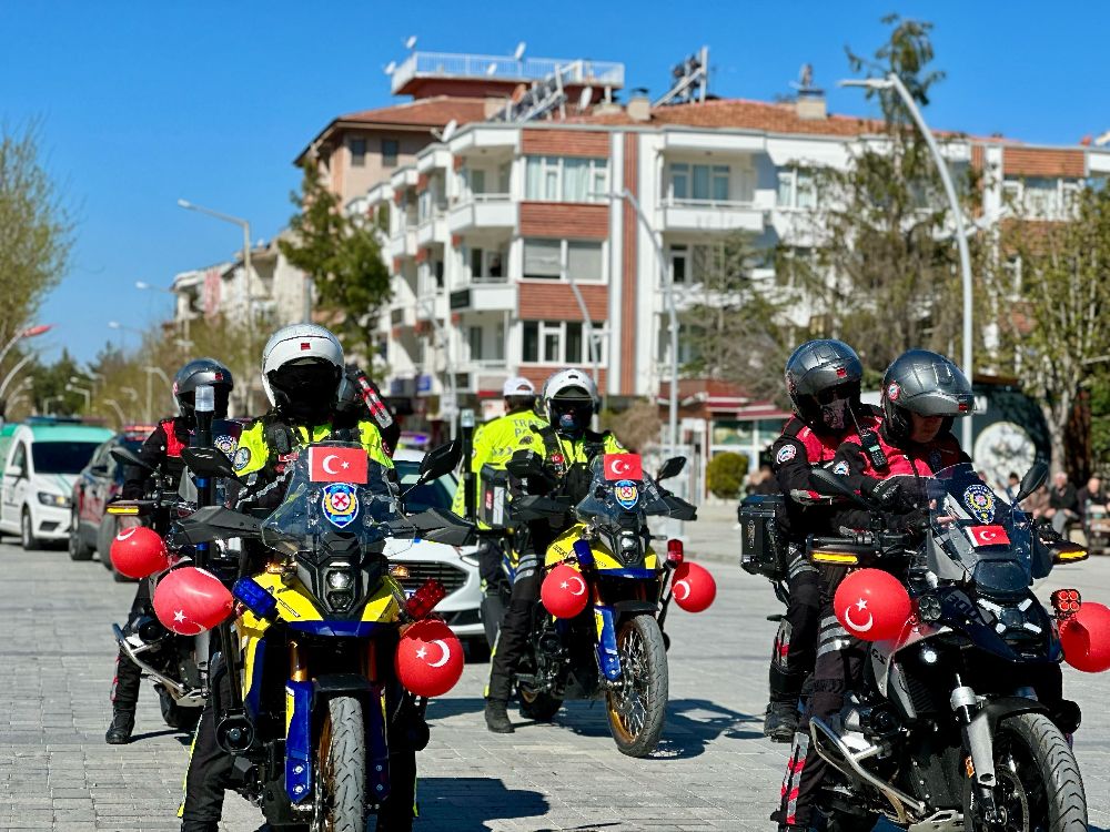 Burdur'da Polis Haftası’na duygusal dokunuş Cem Özen'in mutluluğu duygulandırdı