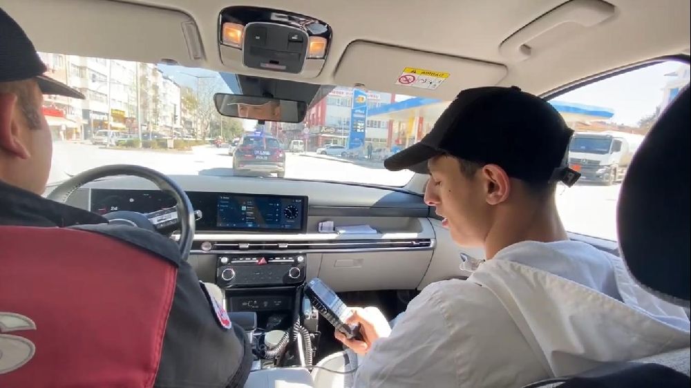 Burdur'da Polis Haftası’na duygusal dokunuş Cem Özen'in mutluluğu duygulandırdı