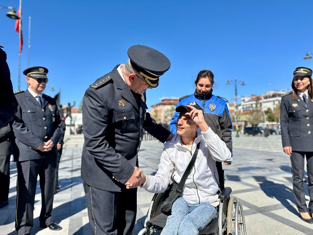Burdur'da Polis Haftası’na duygusal dokunuş Cem Özen'in mutluluğu duygulandırdı