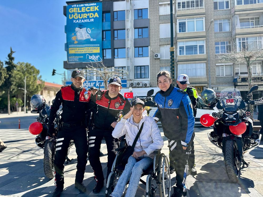 Burdur'da Polis Haftası’na duygusal dokunuş Cem Özen'in mutluluğu duygulandırdı