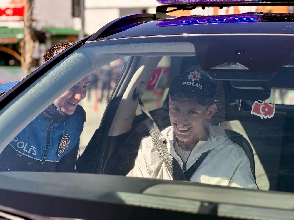 Burdur'da Polis Haftası’na duygusal dokunuş Cem Özen'in mutluluğu duygulandırdı