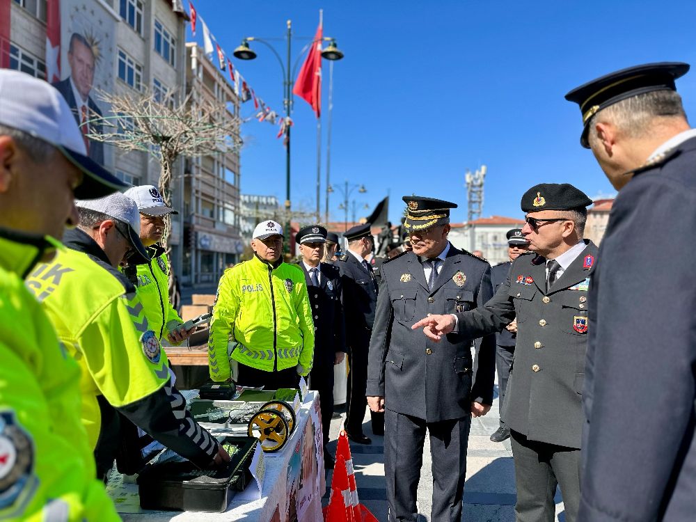 Burdur'da Polis Haftası’na duygusal dokunuş Cem Özen'in mutluluğu duygulandırdı