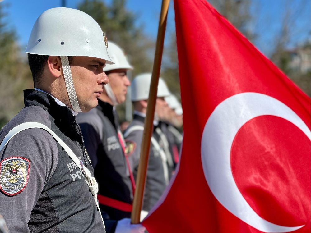 Burdur'da Polis Haftası’na duygusal dokunuş Cem Özen'in mutluluğu duygulandırdı