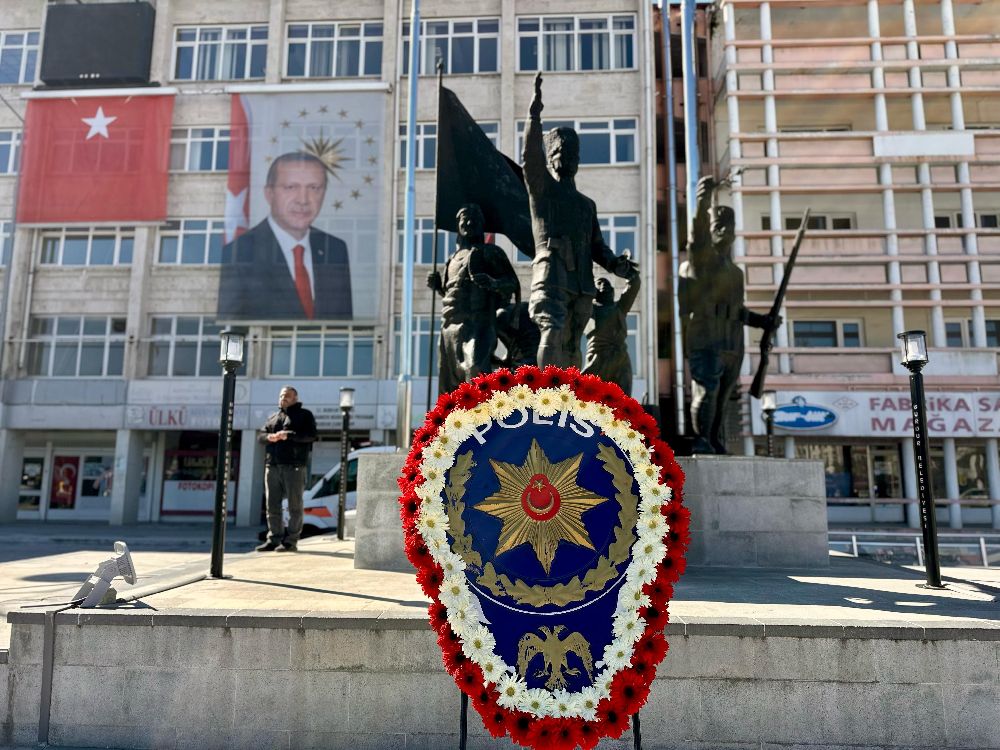 Burdur'da Polis Haftası’na duygusal dokunuş Cem Özen'in mutluluğu duygulandırdı