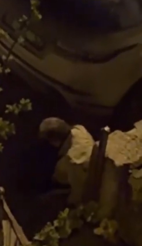 Gece yarısı zillere basıp evine gitmek için yardım istedi, 'ben nüfus müdürlüğü müyüm" cevabı aldı