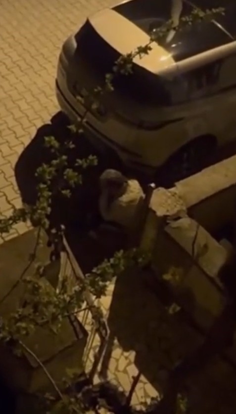 Gece yarısı zillere basıp evine gitmek için yardım istedi, 'ben nüfus müdürlüğü müyüm" cevabı aldı