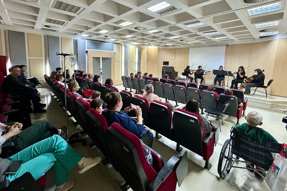 Güzel Sanatlar Lisesi öğrencilerinden minik hastalara moral konseri
