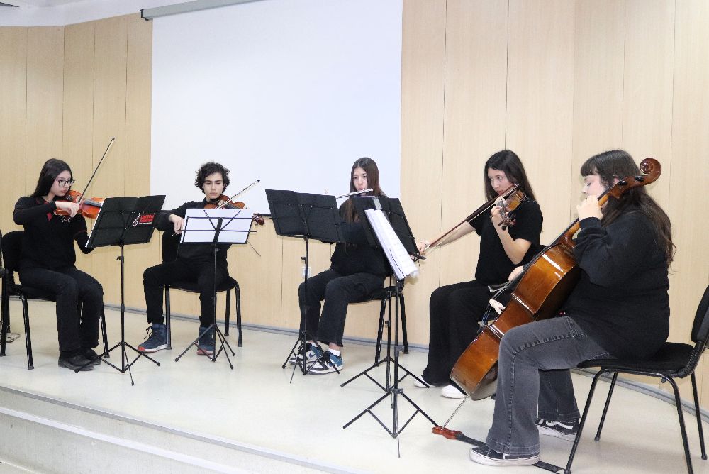 Güzel Sanatlar Lisesi öğrencilerinden minik hastalara moral konseri