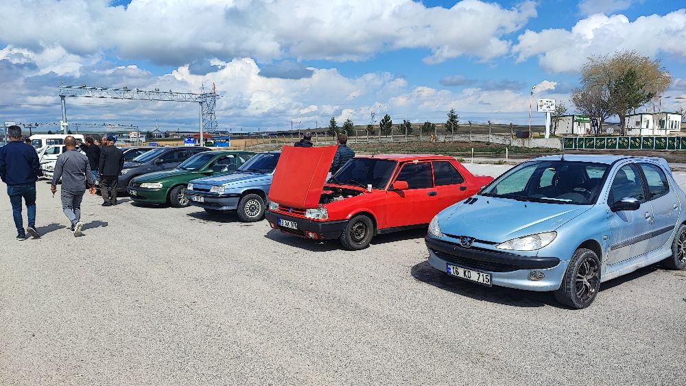 İkinci el oto pazarındaki araçlara bakan çok, alan yok