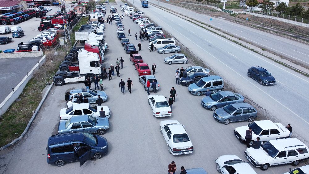 İkinci el oto pazarındaki araçlara bakan çok, alan yok