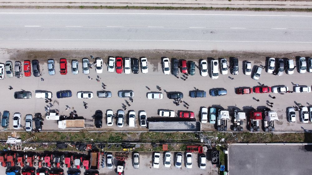 İkinci el oto pazarındaki araçlara bakan çok, alan yok