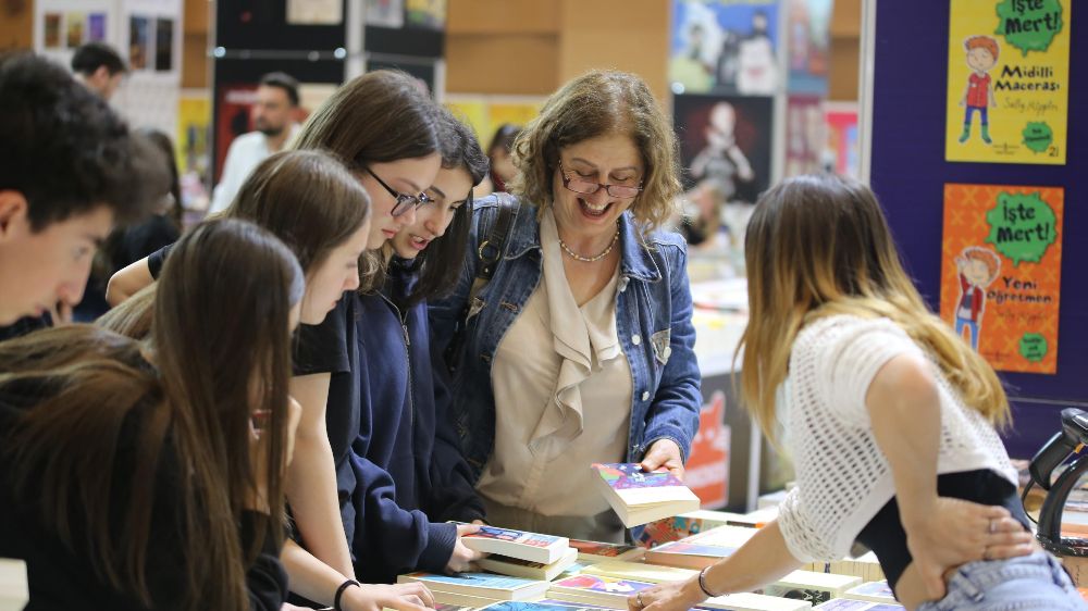 Kepez Kitap Fuarı’na kitapseverlerin ilgisi sürüyor