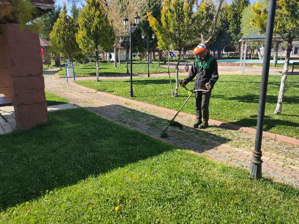 Korkuteli'de parklar yaza hazırlanıyor Belediyeden hummalı çalışma