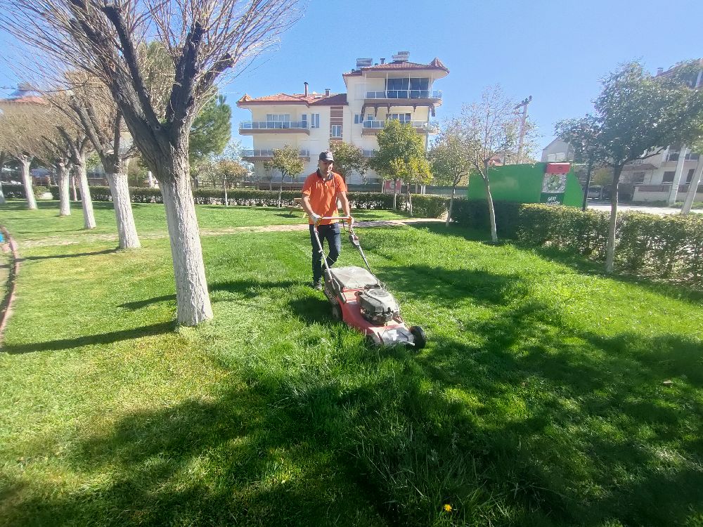 Korkuteli'de parklar yaza hazırlanıyor Belediyeden hummalı çalışma
