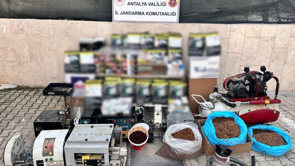  Korkuteli'nde kaçak tütün imalathanesine jandarma baskını