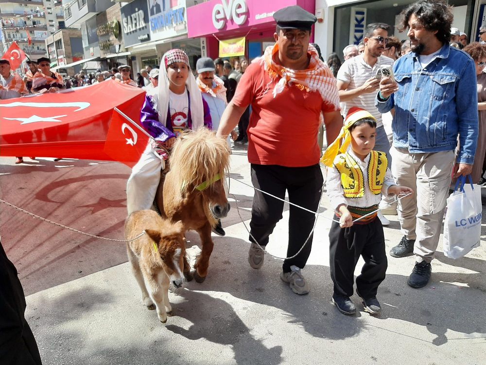 Kumluca'da Yörük Göçü coşkusu Festival renkli görüntülerle başladı