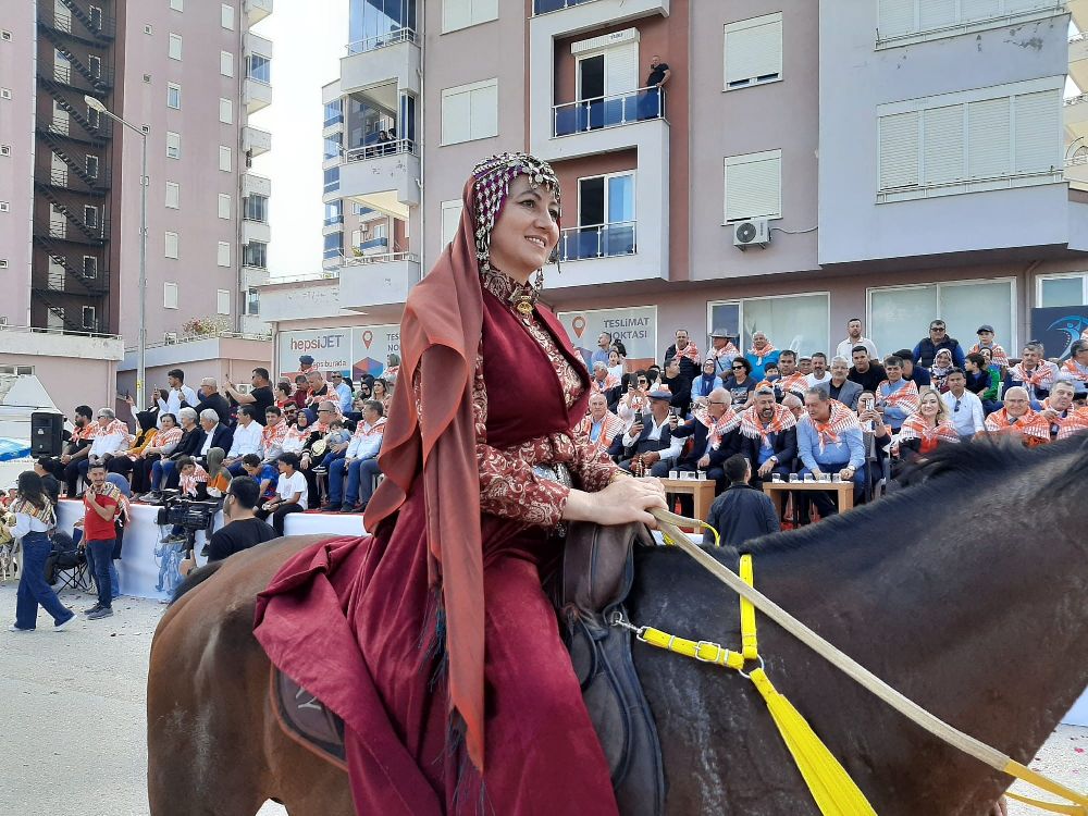 Kumluca'da Yörük Göçü coşkusu Festival renkli görüntülerle başladı