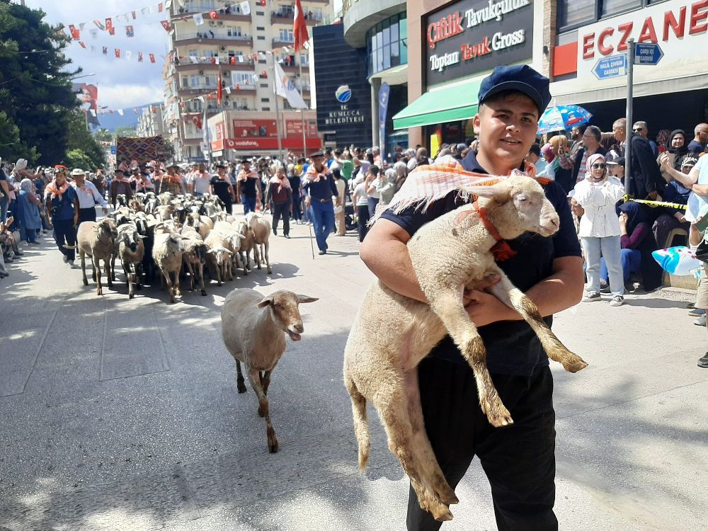Kumluca'da Yörük Göçü coşkusu Festival renkli görüntülerle başladı