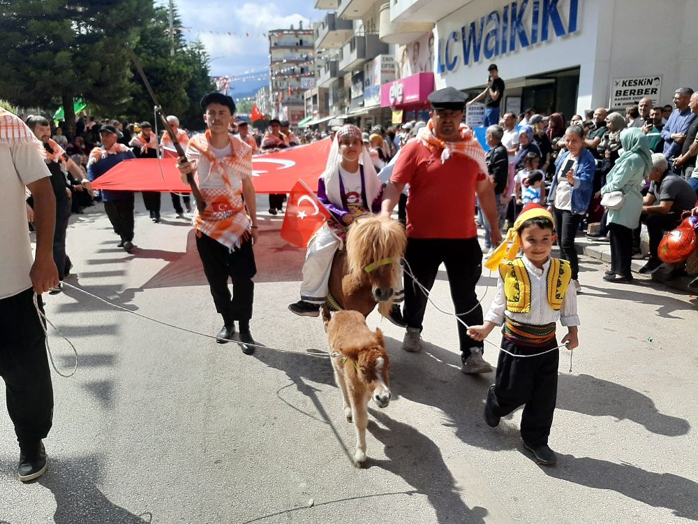 Kumluca'da Yörük Göçü coşkusu Festival renkli görüntülerle başladı