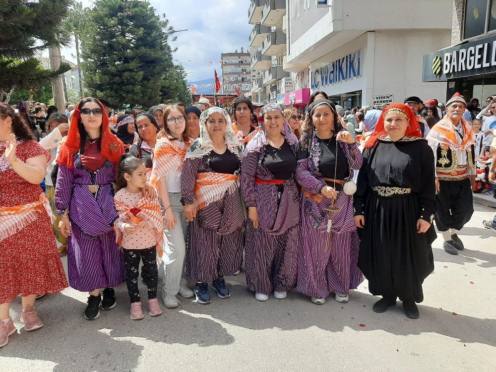 Kumluca'da Yörük Göçü coşkusu Festival renkli görüntülerle başladı