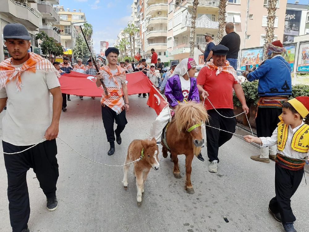 Kumluca'da Yörük Göçü coşkusu Festival renkli görüntülerle başladı