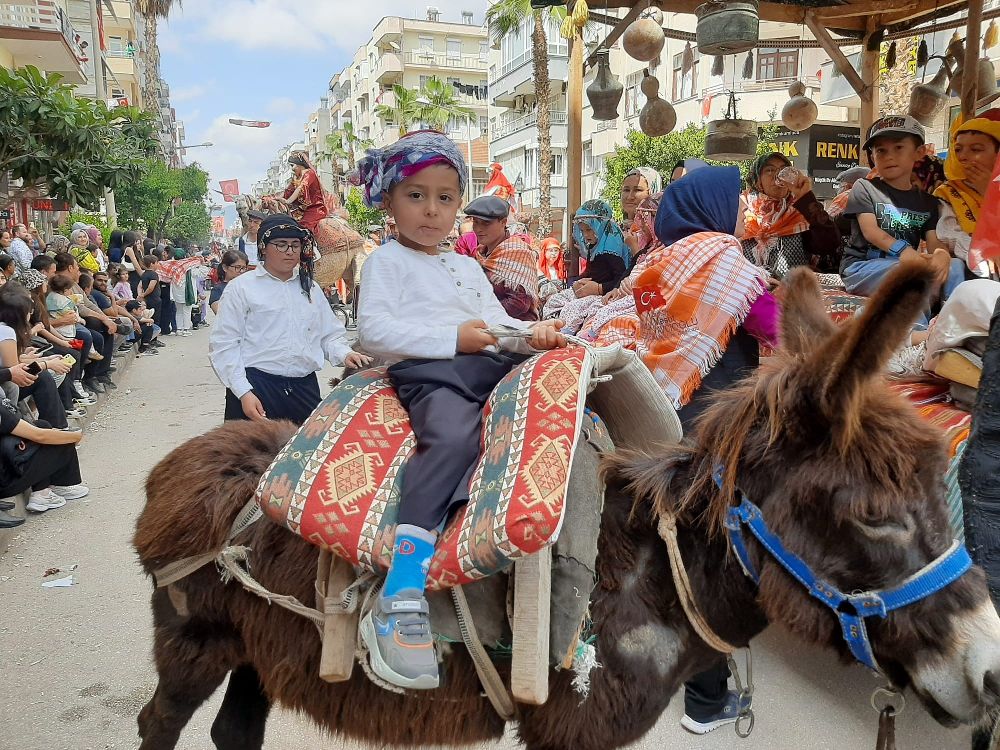 Kumluca'da Yörük Göçü coşkusu Festival renkli görüntülerle başladı