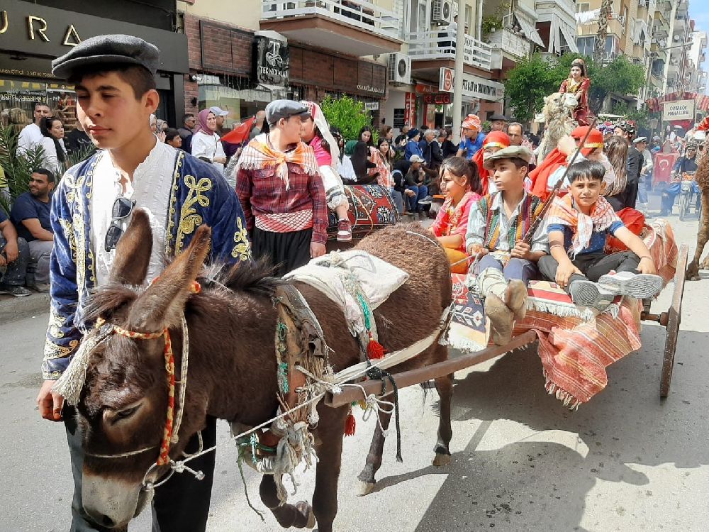 Kumluca'da Yörük Göçü coşkusu Festival renkli görüntülerle başladı