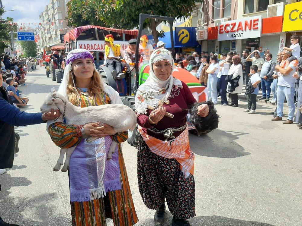 Kumluca'da Yörük Göçü coşkusu Festival renkli görüntülerle başladı