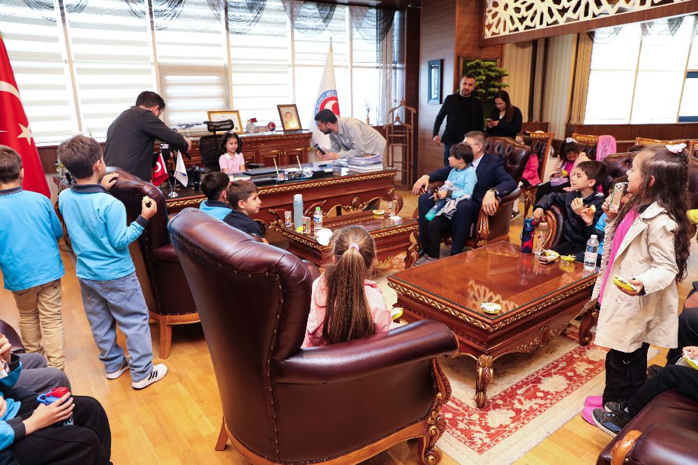 MAKÜ Çocuk Üniversitesi açıldı Minikler Rektör oldu