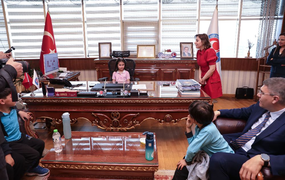 MAKÜ Çocuk Üniversitesi açıldı Minikler Rektör oldu