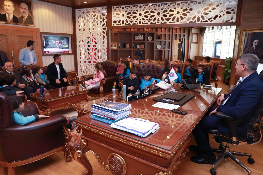 MAKÜ Çocuk Üniversitesi açıldı Minikler Rektör oldu