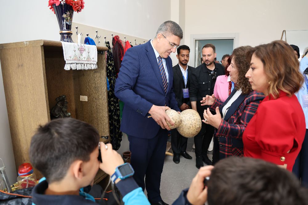 MAKÜ Çocuk Üniversitesi açıldı Minikler Rektör oldu