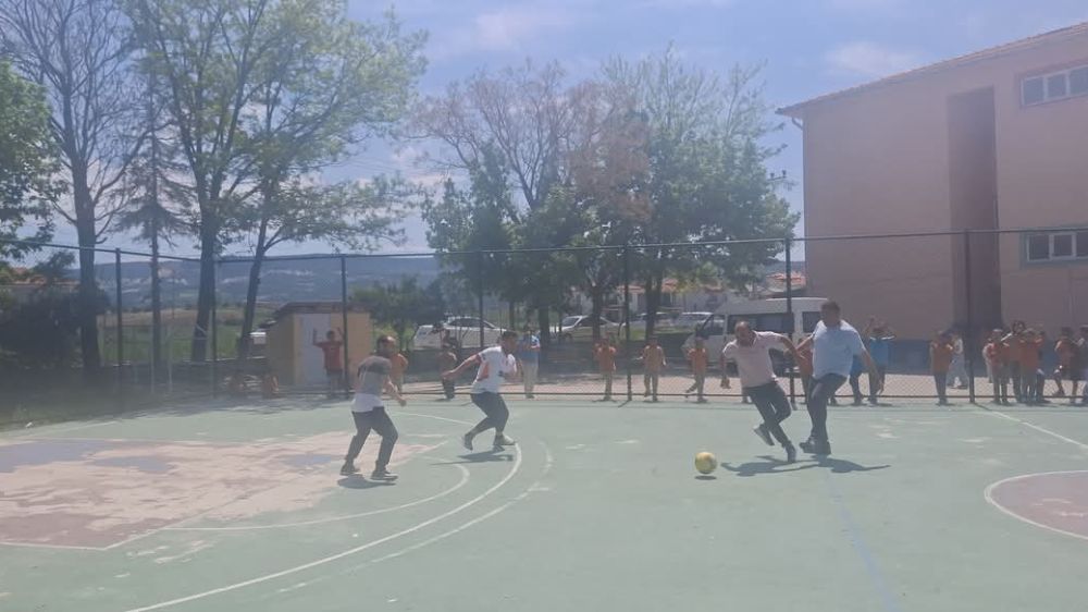 Öğrenciler seyretti veliler yarıştı