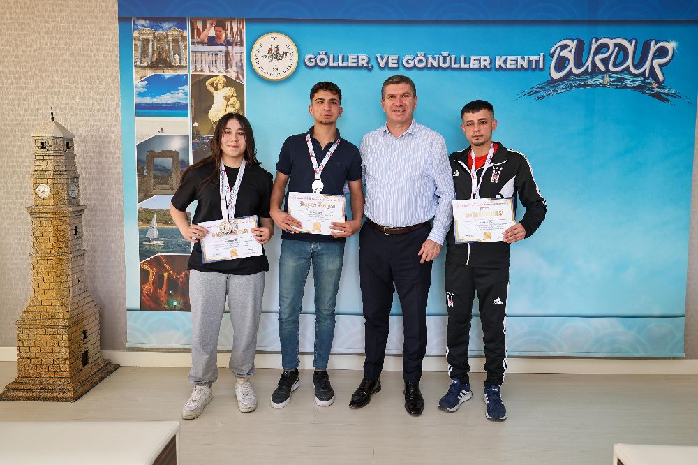 Sambo Şampiyonları Başkan Ercengiz’i ziyaret etti