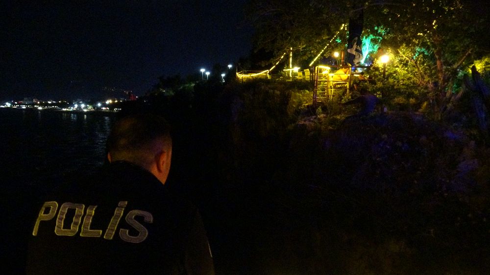 Sevgilisiyle tartışıp 25 metrelik falezlere çıktı, 2,5 saatte ikna edilebildi