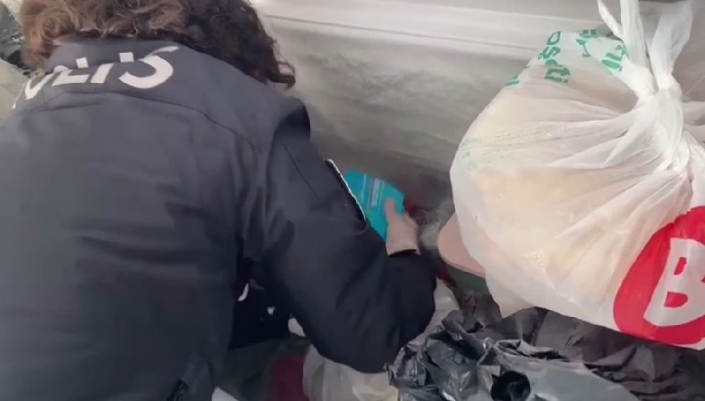 Silah kaçakçıları derin dondurucuya sakladı, polisten kaçamadı