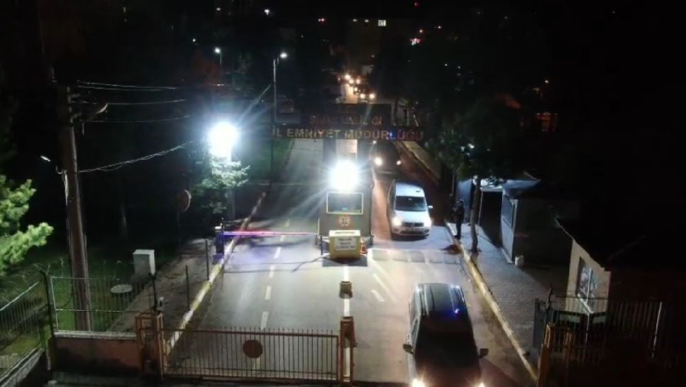 Silah kaçakçıları derin dondurucuya sakladı, polisten kaçamadı