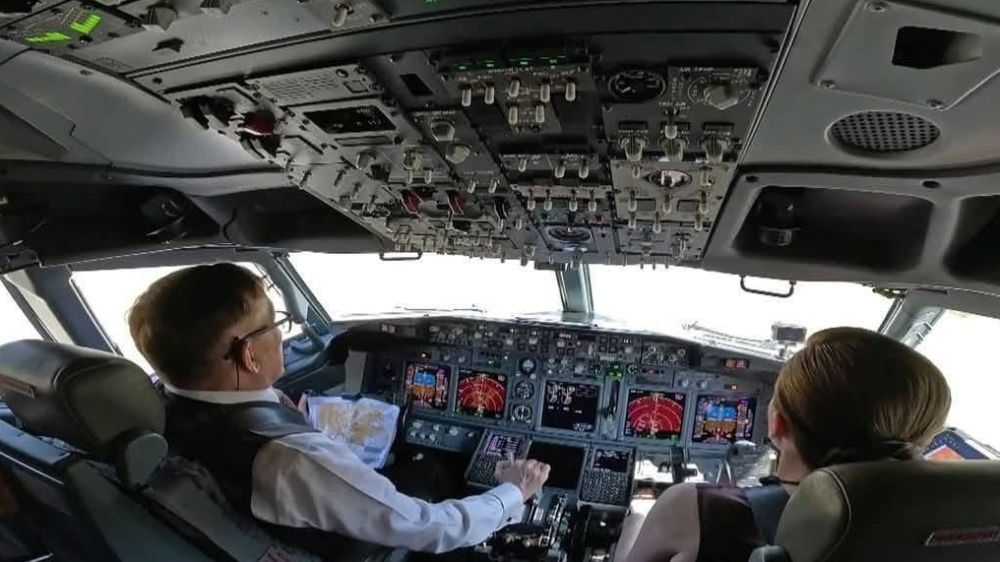  Tayland Kralı Vajiralongkorn, ilk yurt dışı ziyaretinde uçağı kendisi kullandı